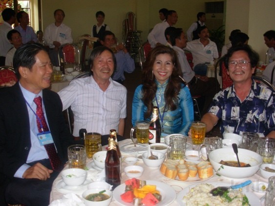 Thay va Tro.JPG - Từ trái: Định K1A, thầy Điền, Mai Dung K7, ...